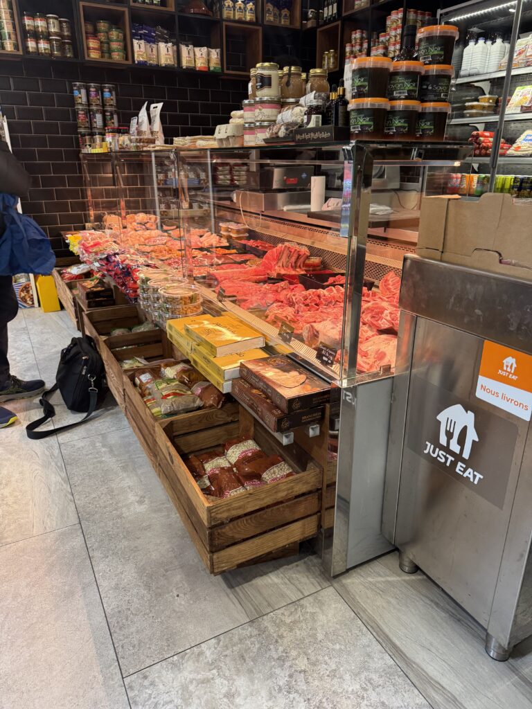 Installation de climatisation commerciale et réfrigération professionnelle dans une boucherie à Lausanne par TechClima – optimisation de la conservation alimentaire et du confort thermique en Suisse romande.